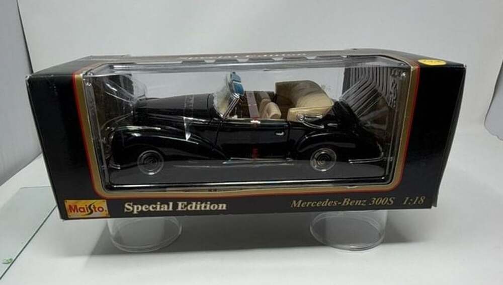 Maisto Special Edition 1:18 Scale 1955 Mercedes-Benz 300S Die-Cast Vehicle
